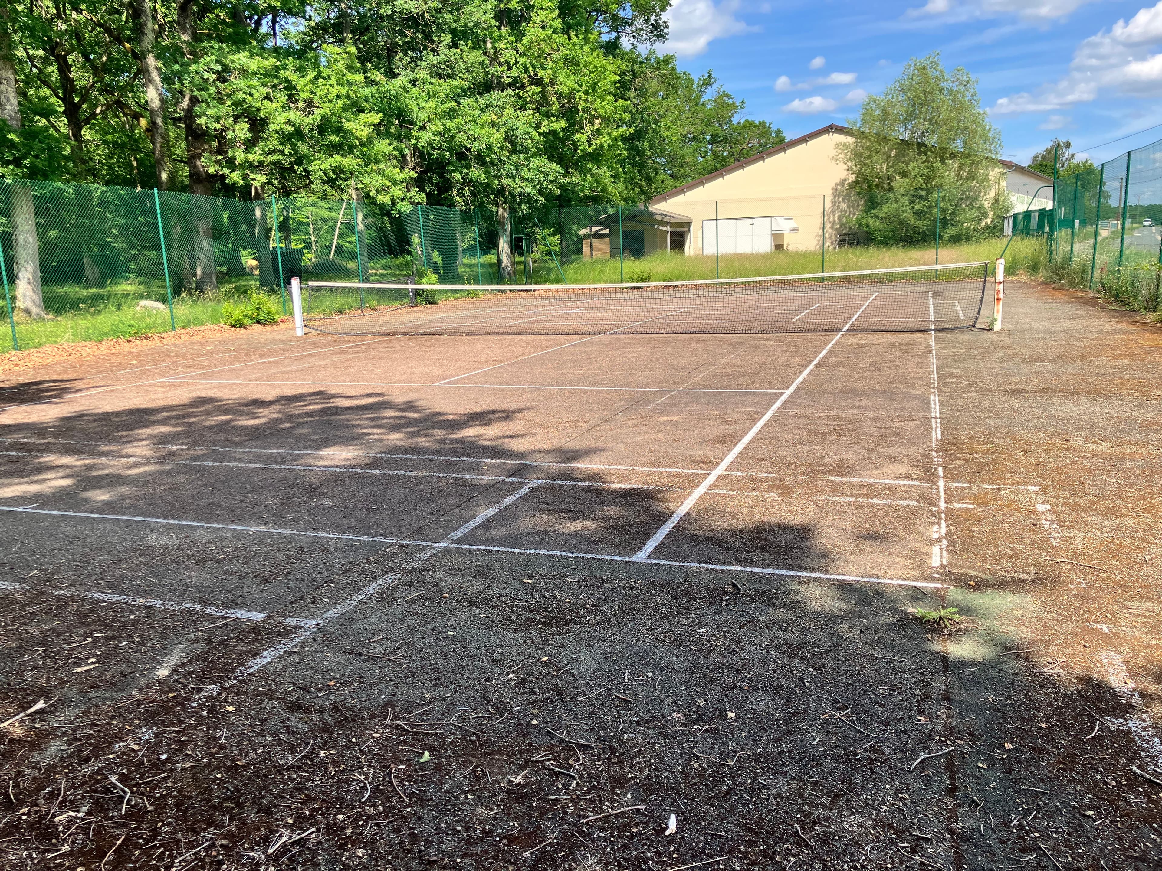Terrain de tennis à Fontaine-le-Port