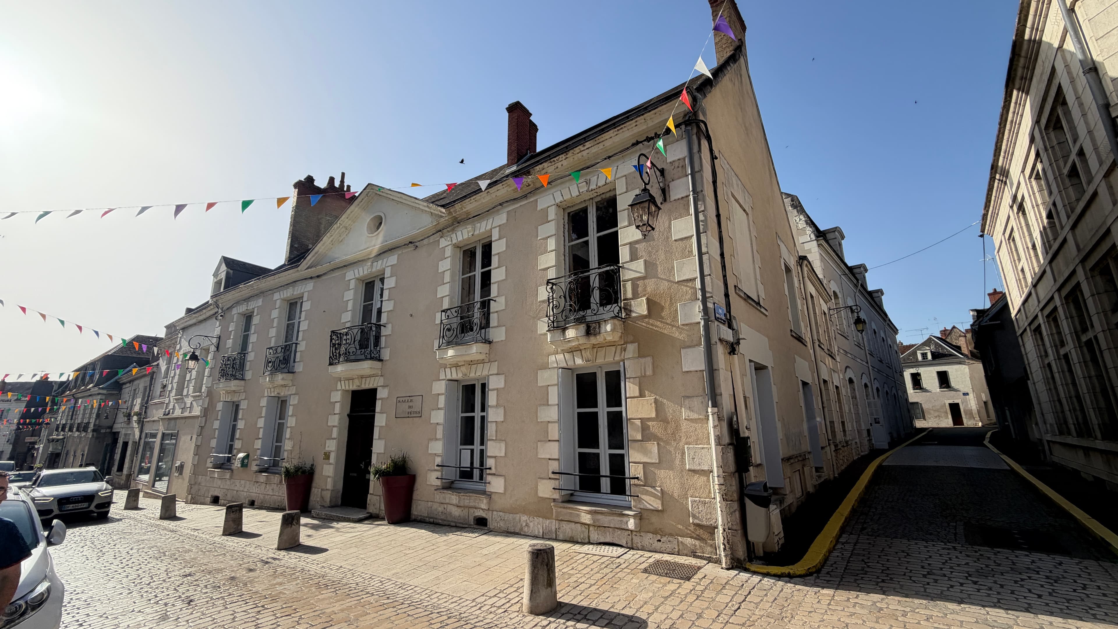 Salle des fêtes - Bar - Parquet - Cuisine à Saint-Aignan — photo 1 sur 4