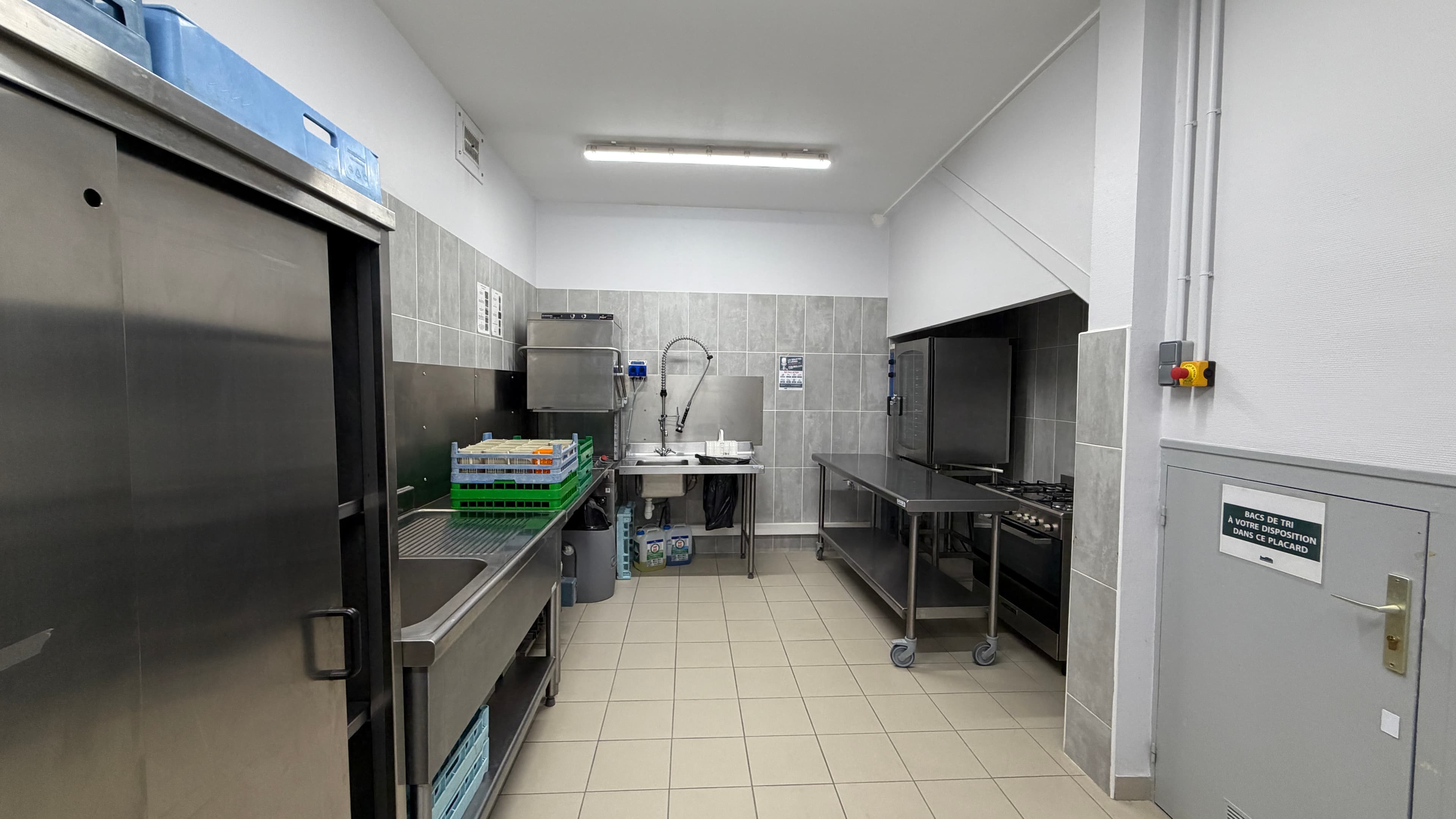 Salle des fêtes - Bar - Parquet - Cuisine à Saint-Aignan — photo 3 sur 4