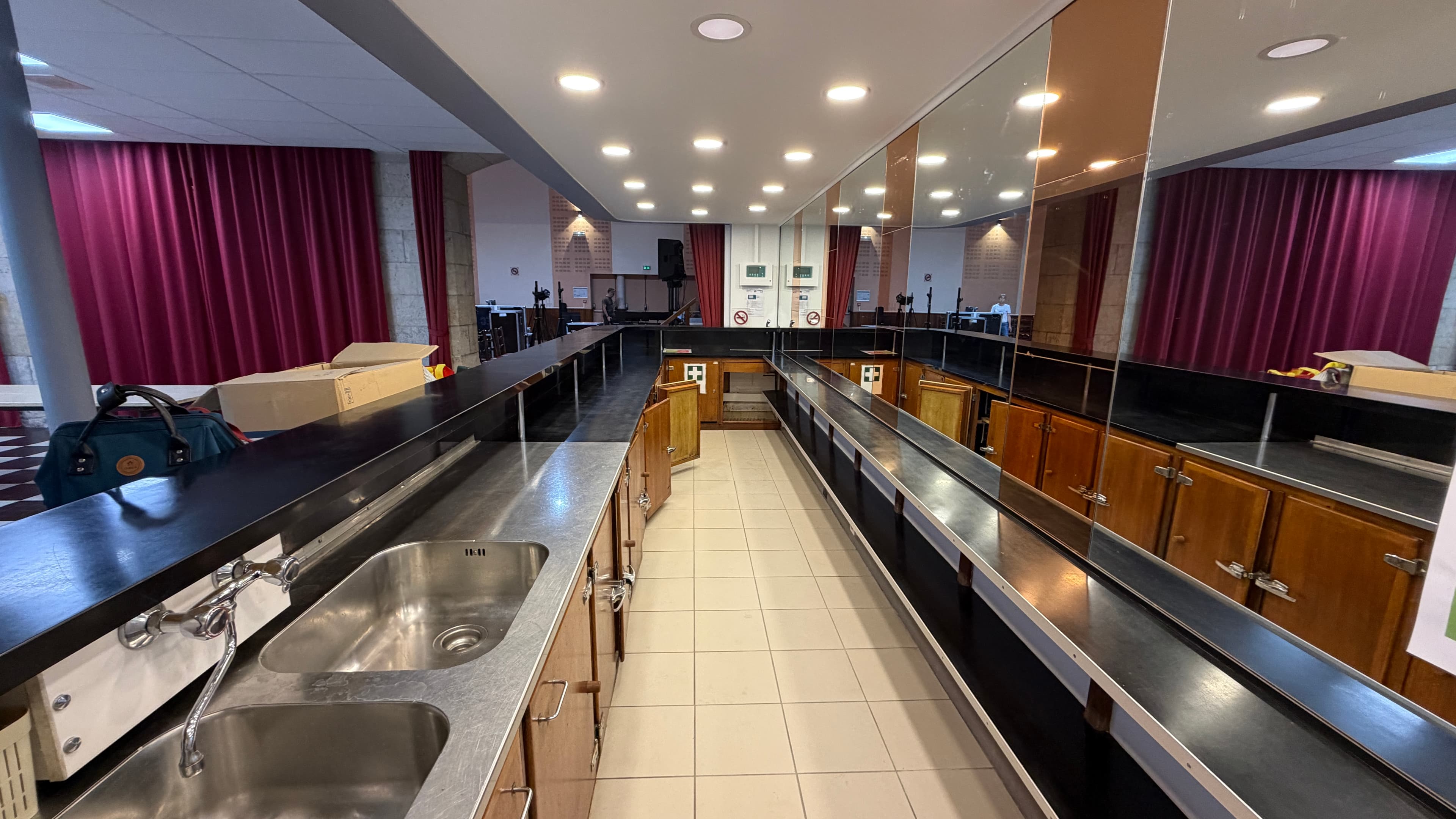 Salle des fêtes - Bar - Parquet - Cuisine à Saint-Aignan — photo 4 sur 4